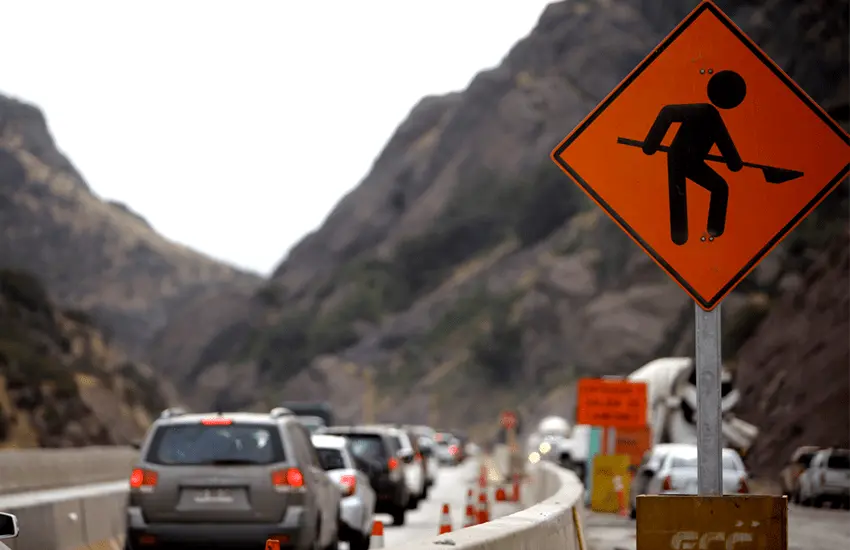 Vía de transito con carros y señales