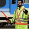 Hombre con bastón bicolor